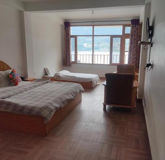 חדר סטנדרט לשלושה, Bhrigu