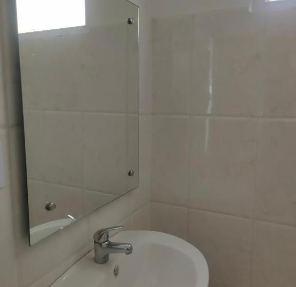 חדר סטנדרט לשלושה, Bhrigu