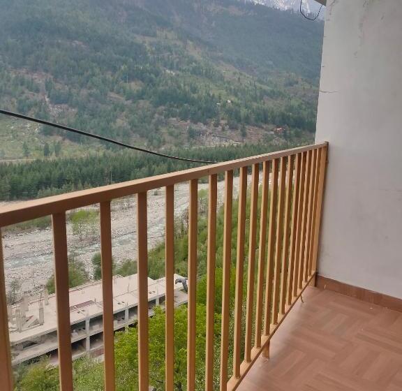 חדר משפחתי נוף להרים, Bhrigu