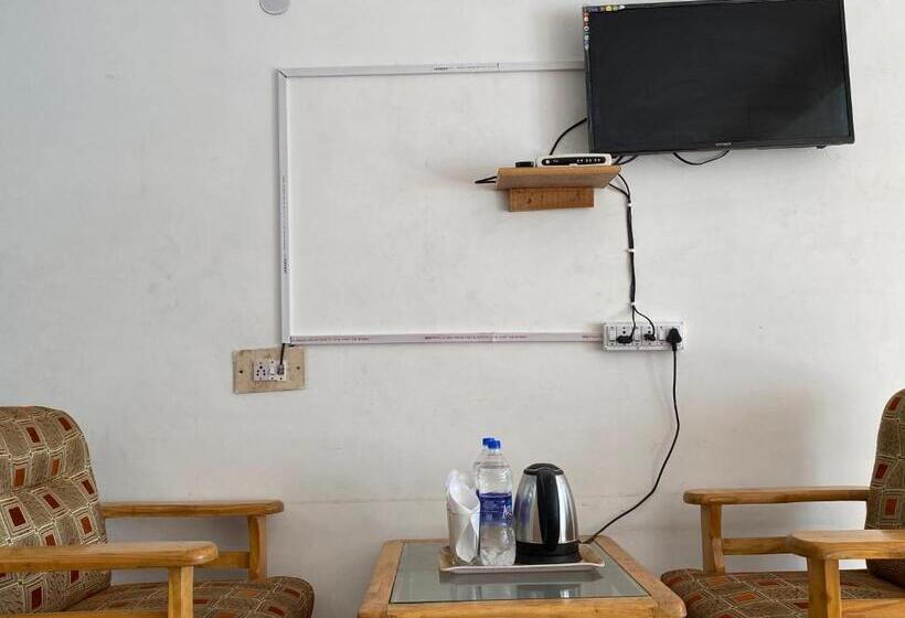 חדר סטנדרט לשלושה, Bhrigu