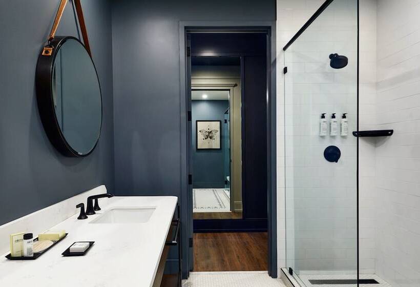 豪华单人间, The Grady