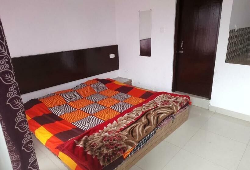 패밀리 스튜디오, Janardan Studio Hotel Kausani