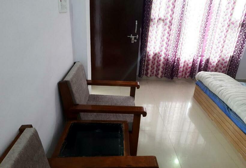 패밀리 스튜디오, Janardan Studio Hotel Kausani