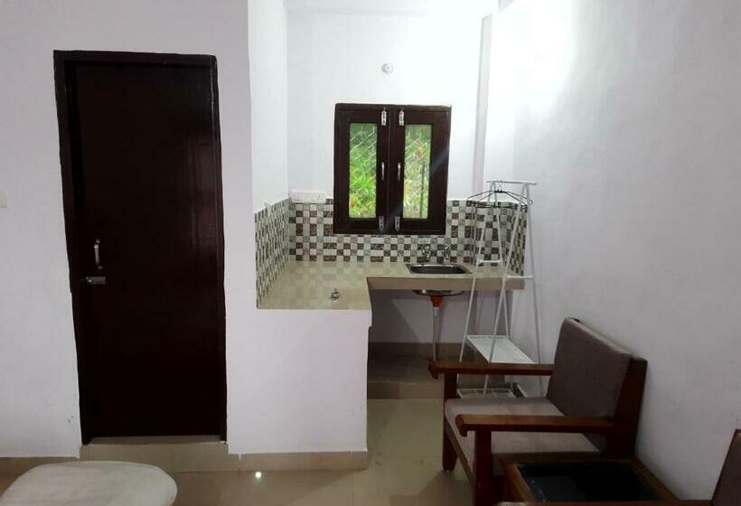 패밀리 스튜디오, Janardan Studio Hotel Kausani