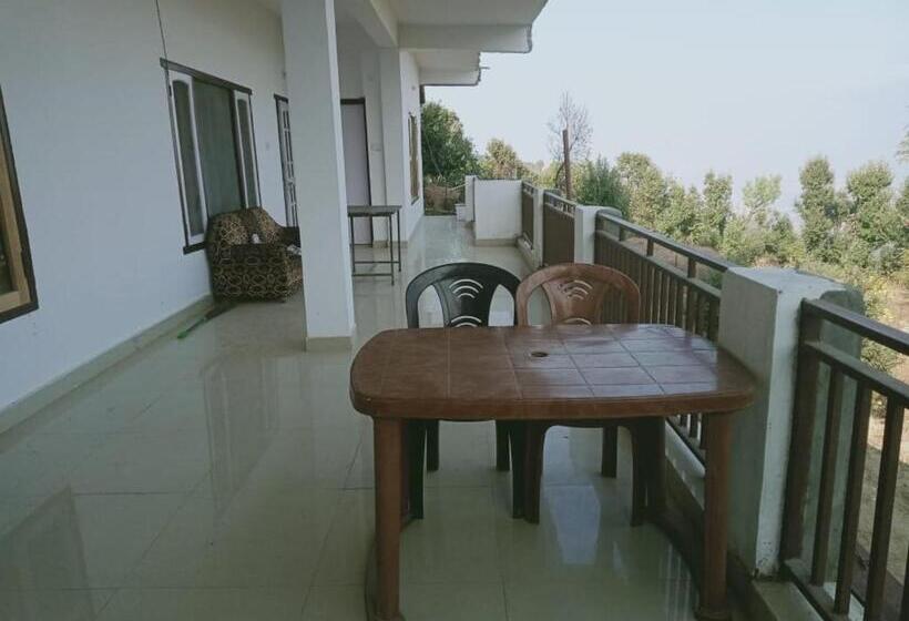 패밀리 스튜디오, Janardan Studio Hotel Kausani