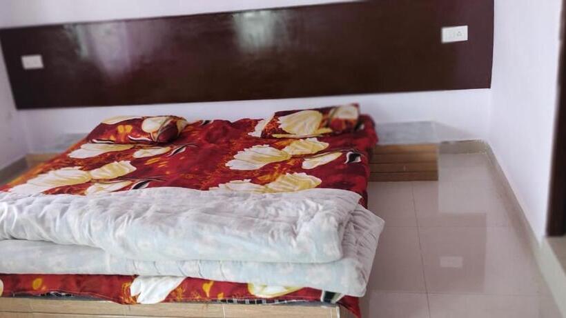 패밀리 스튜디오, Janardan Studio Hotel Kausani