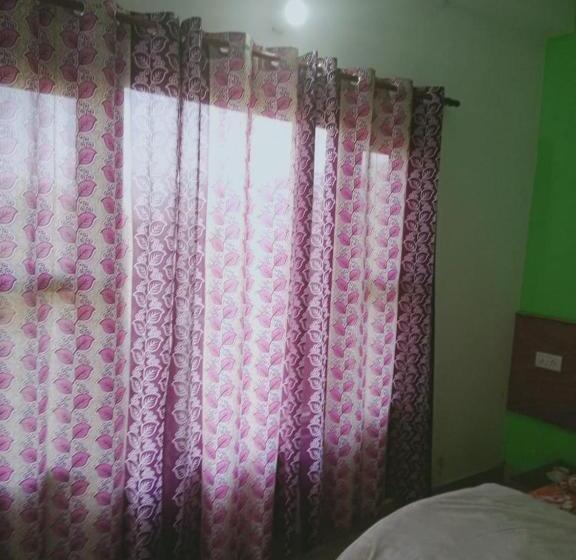 패밀리 스튜디오, Janardan Studio Hotel Kausani