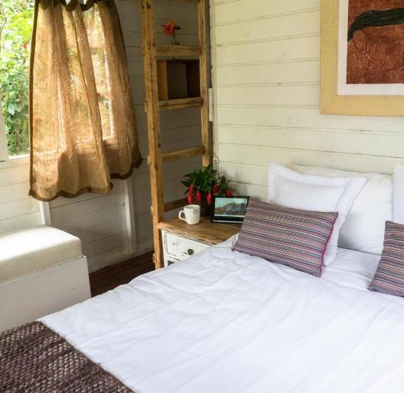 标准三人间, Pacheco Farmhouse   Intag Valley