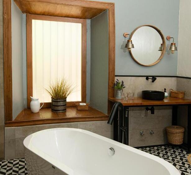 جناح ديلوكس, Solar Madariaga