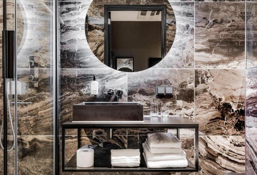 اتاق خانوادگی, Le Petit Marin Boutique