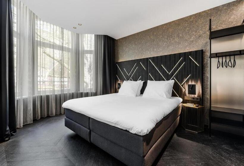 חדר משפחתי, Le Petit Marin Boutique