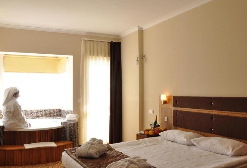 מיטת קינג בסוויטה, İğneada Resort Hotel & Spa