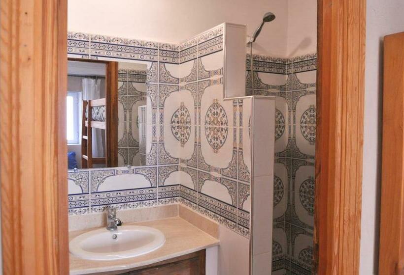 اتاق استاندارد با سرویس بهداشتی مشترک, A Secret Garden