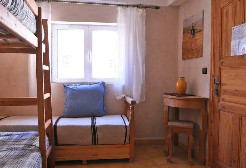 اتاق استاندارد با سرویس بهداشتی مشترک, A Secret Garden