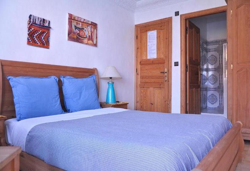 اتاق استاندارد با بالکن, A Secret Garden