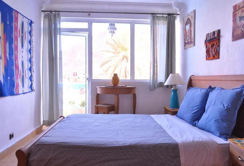 اتاق استاندارد با بالکن, A Secret Garden