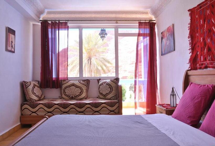 اتاق استاندارد با بالکن, A Secret Garden