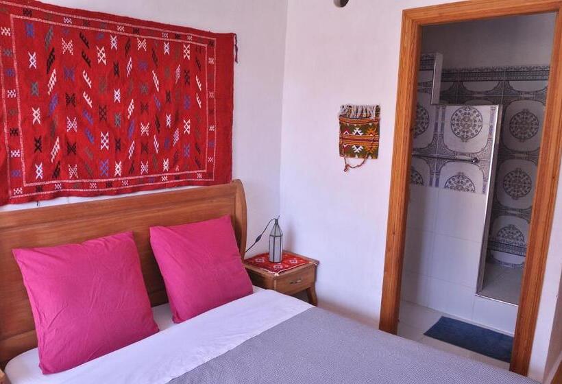 اتاق استاندارد با بالکن, A Secret Garden