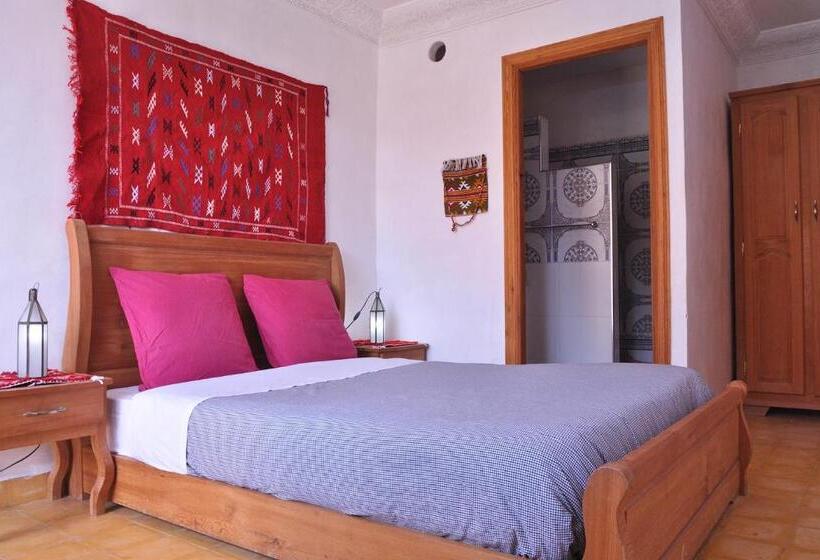 اتاق استاندارد با بالکن, A Secret Garden