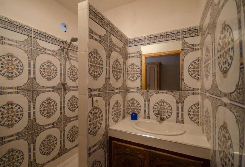 اتاق استاندارد سه تخته با بالکن, A Secret Garden