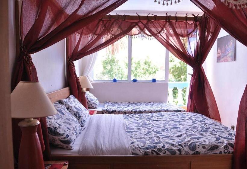 اتاق استاندارد سه تخته با بالکن, A Secret Garden