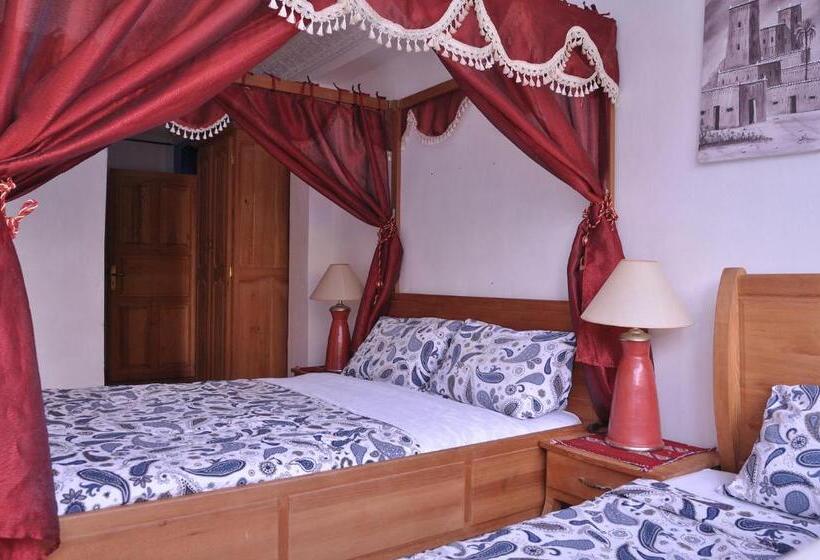 اتاق استاندارد سه تخته با بالکن, A Secret Garden