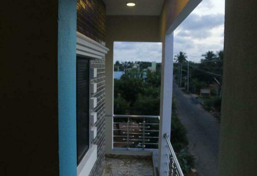 اتاق لوکس چهار تخته, Sri Vally Residency