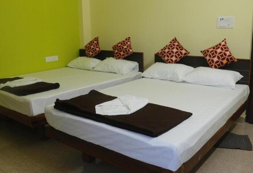 اتاق لوکس چهار تخته, Sri Vally Residency