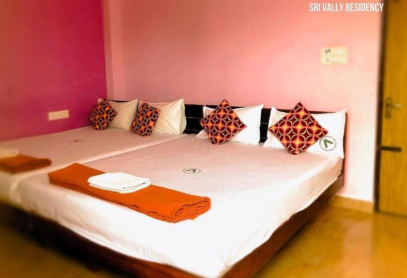 اتاق لوکس چهار تخته, Sri Vally Residency