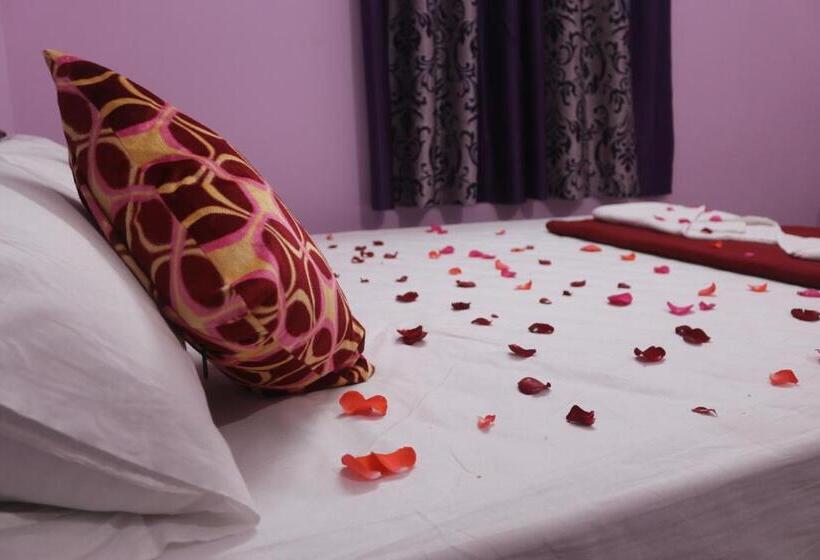 اتاق لوکس با بالکن, Sri Vally Residency