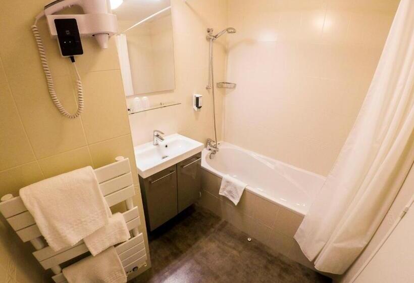 חדר סטנדרט לשלושה, Brit Hotel Quimper Nord