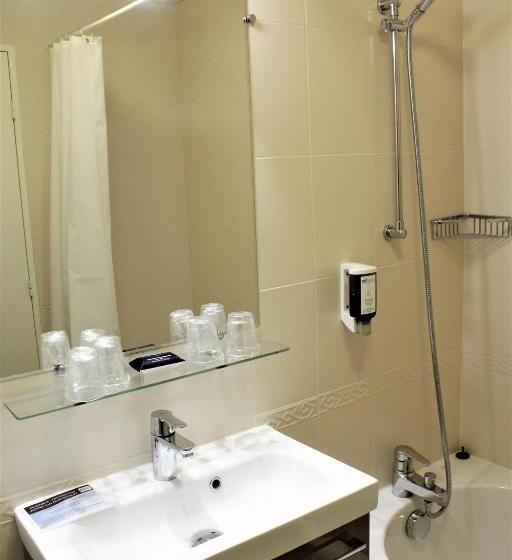 חדר סטנדרט לשלושה, Brit Hotel Quimper Nord