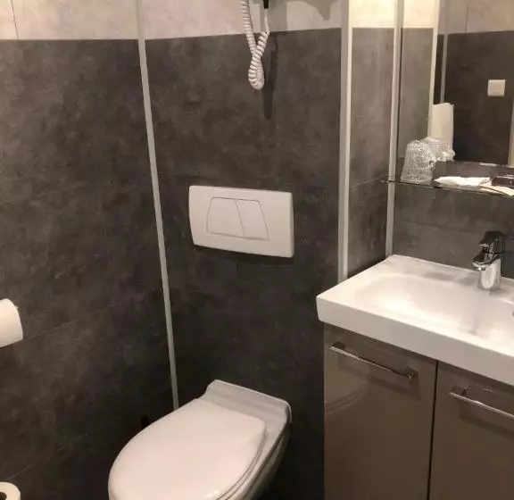 スーペリアトリプルルーム, Brit Hotel Quimper Nord