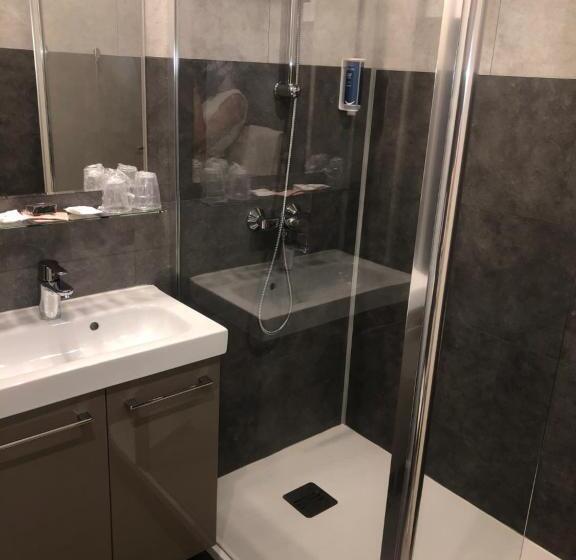 חדר סופריור לשלושה, Brit Hotel Quimper Nord