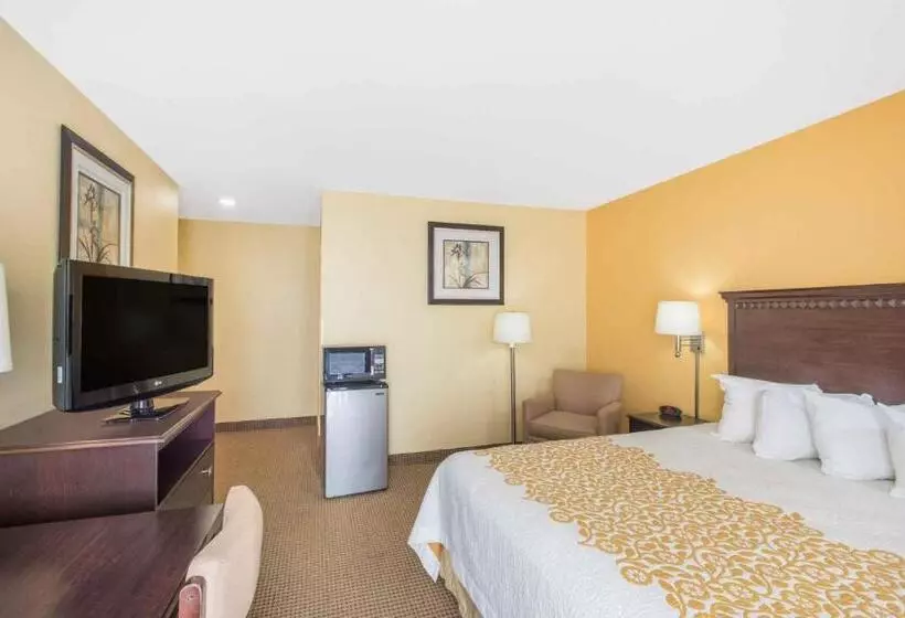 Standard-huone King-vuode, Days Inn By Wyndham Colchester Burlington