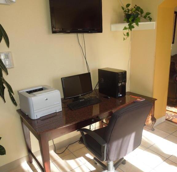 Номер Deluxe Адаптированный для Инвалидов, Days Inn By Wyndham Colchester Burlington