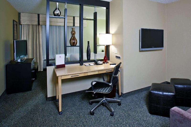 מיטת קינג בסוויטה, Doubletree By Hilton Hotel Savannah Airport