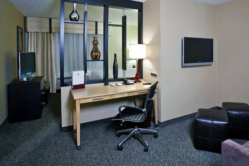 キングサイズベッドのスイートルーム, Doubletree By Hilton Hotel Savannah Airport