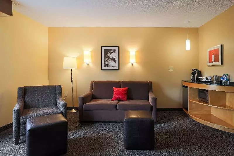 キングサイズベッドのスイートルーム, Doubletree By Hilton Hotel Savannah Airport