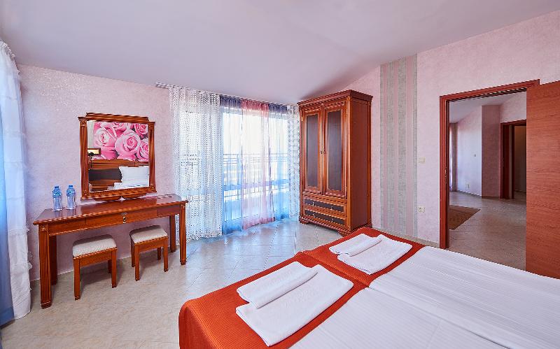 דירת חדר, Karolina