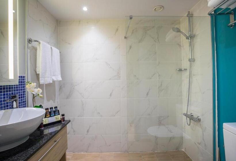 סוויטת ג'וניור םע נוף, Leonardo Cypria Bay