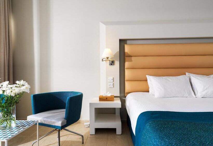 סטודיו אקזקיוטיב, Leonardo Cypria Bay