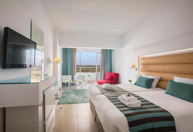 חדר משפחתי, Leonardo Cypria Bay