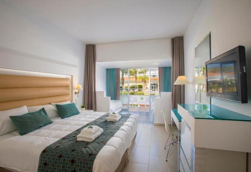 חדר משפחתי נוף לבריכה, Leonardo Cypria Bay