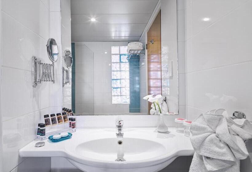 プールビューファミリールーム, Leonardo Cypria Bay