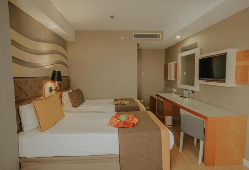 اتاق خانوادگی با چشمانداز کوه, Saturn Palace Resort All Inclusive