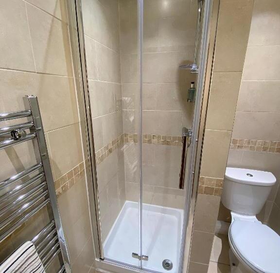 חדר משפחתי, Butterchurn Guest House