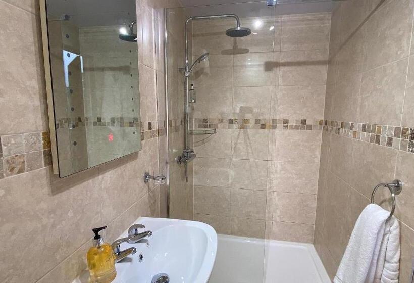 חדר משפחתי, Butterchurn Guest House