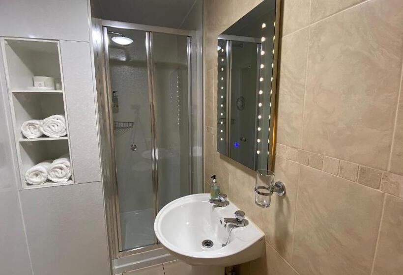 חדר משפחתי, Butterchurn Guest House