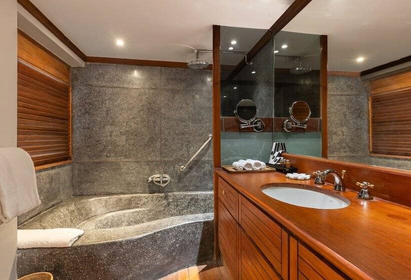 اتاق لوکس, Governor S Residence